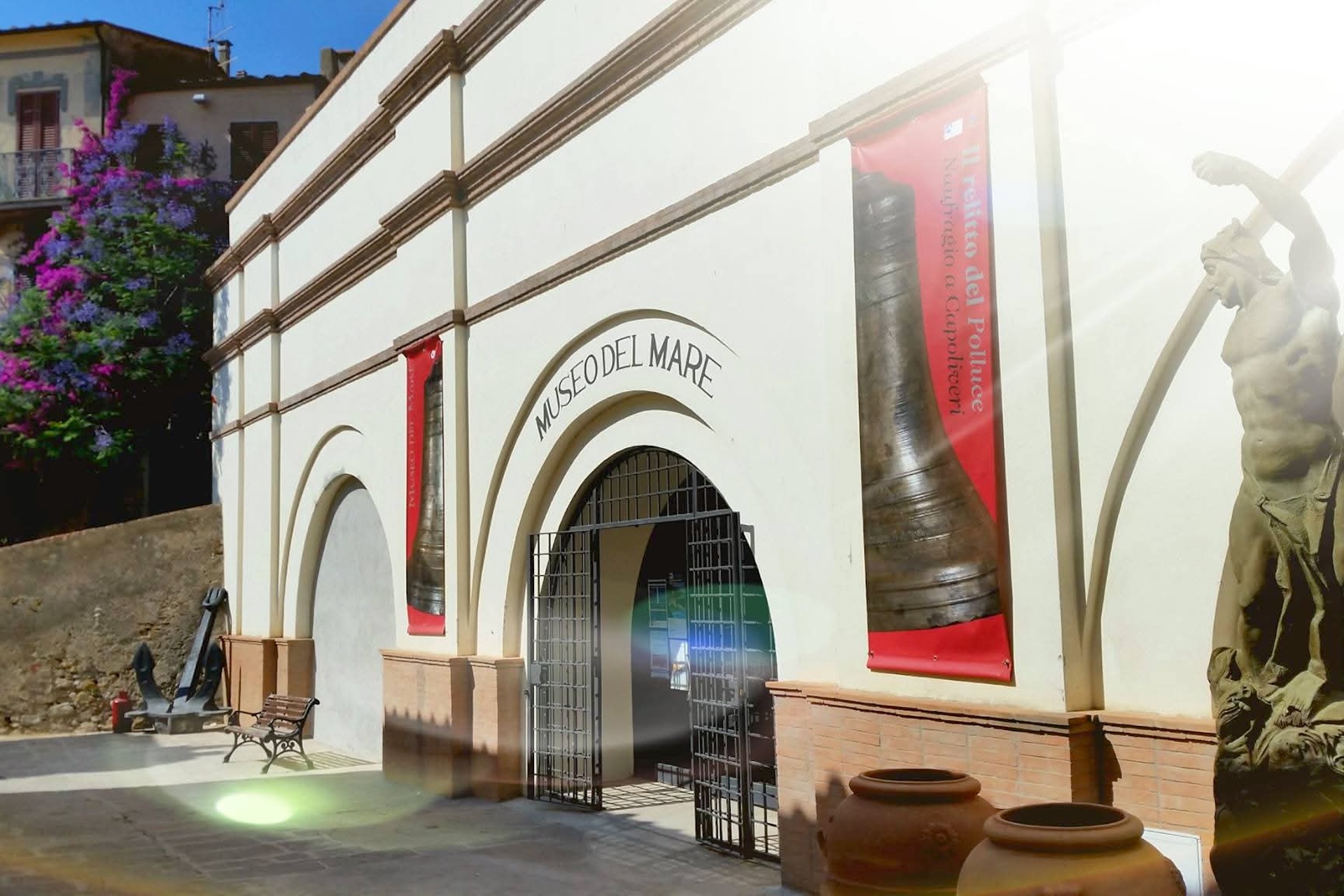 Ingresso del Museo del Mare nel centro storico di Capoliveri