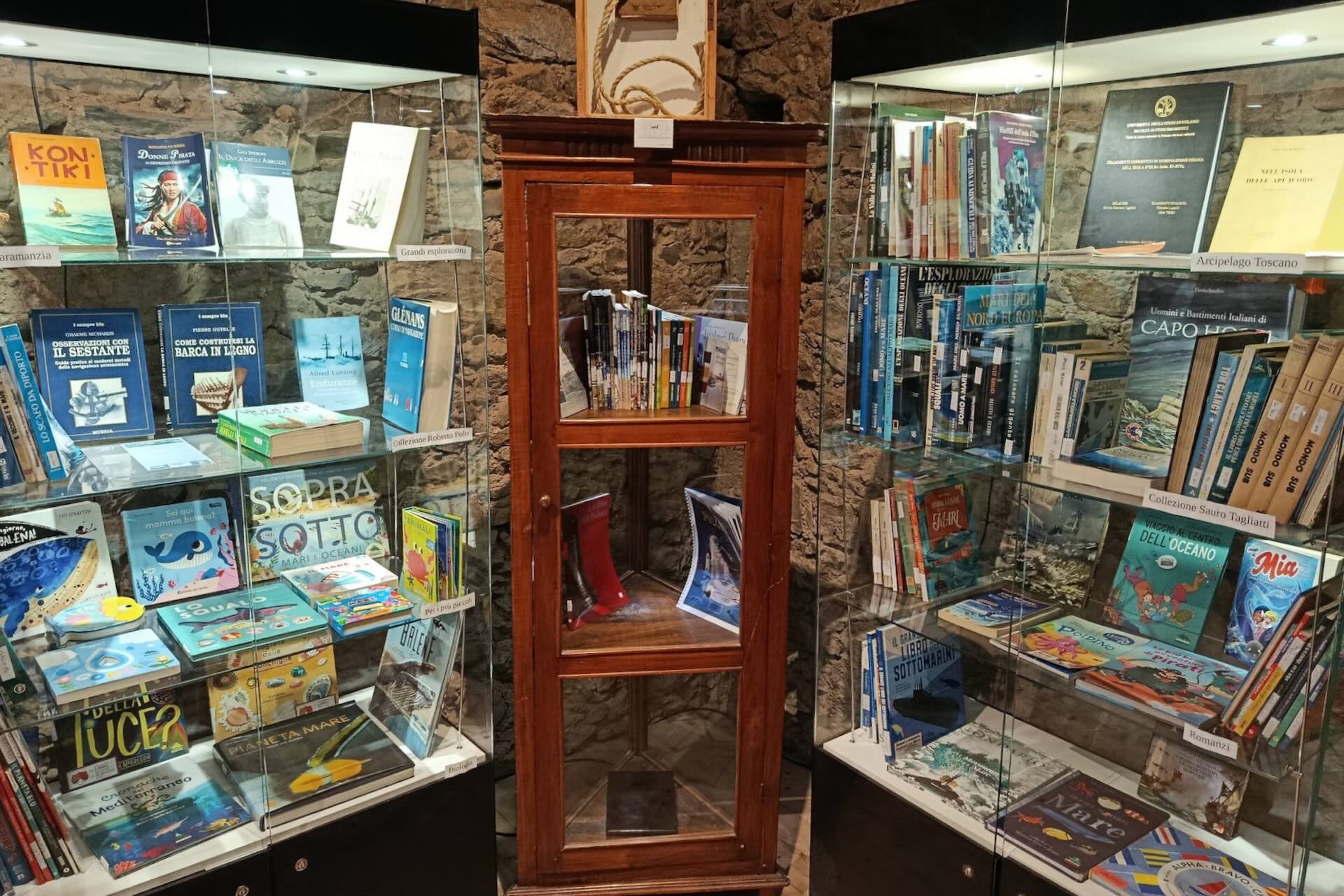 Libreria tematica sul mare con libri di esplorazione, navigazione e storie marine esposta al Museo del Mare di Capoliveri